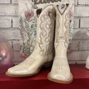 NWOB Circle G Women's Pearl Embroidered White Boots Size 7.5